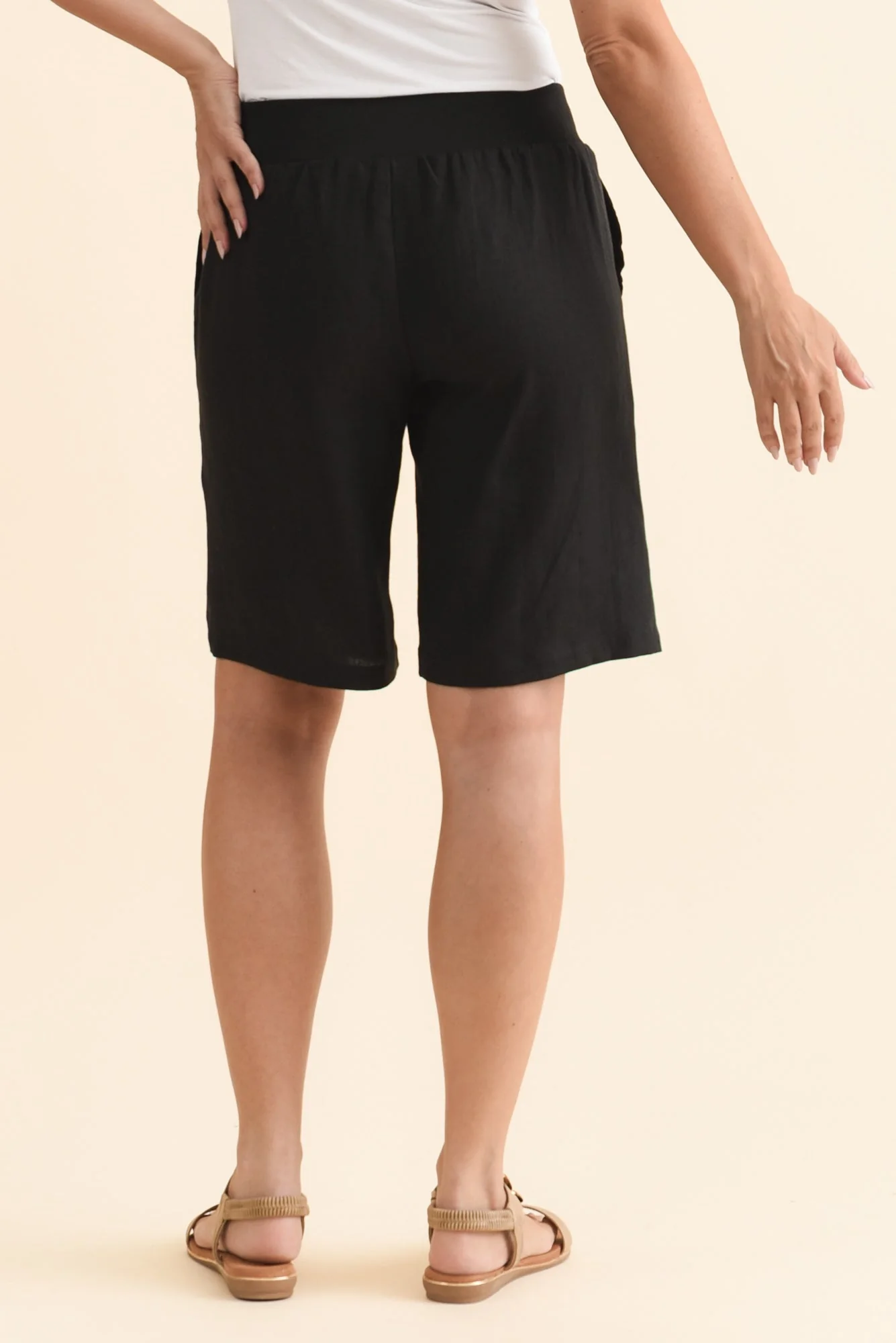 Elka Black Linen Relaxed Shorts - Image 4