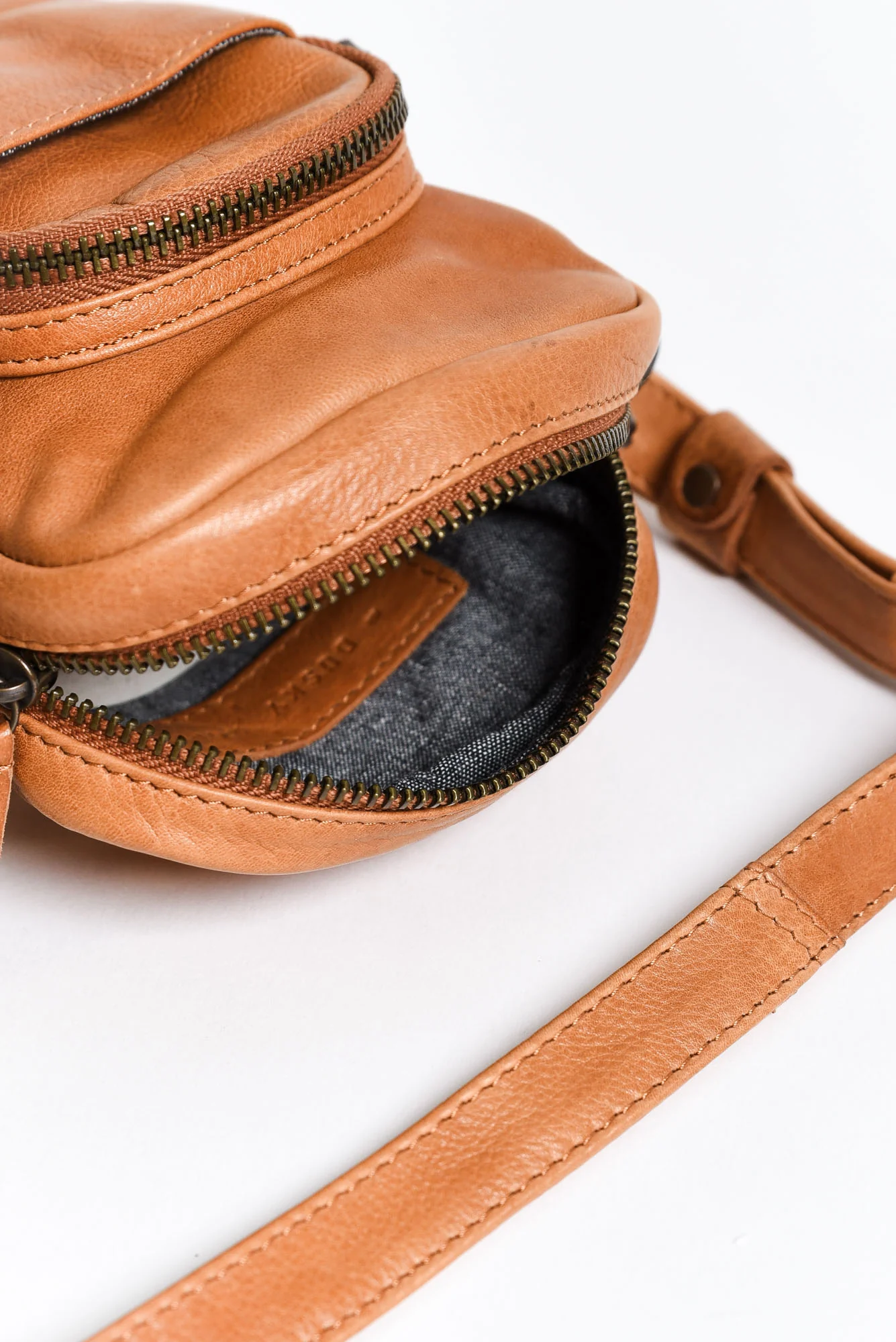 Face the Music Tan Leather Camera Bag - Image 3