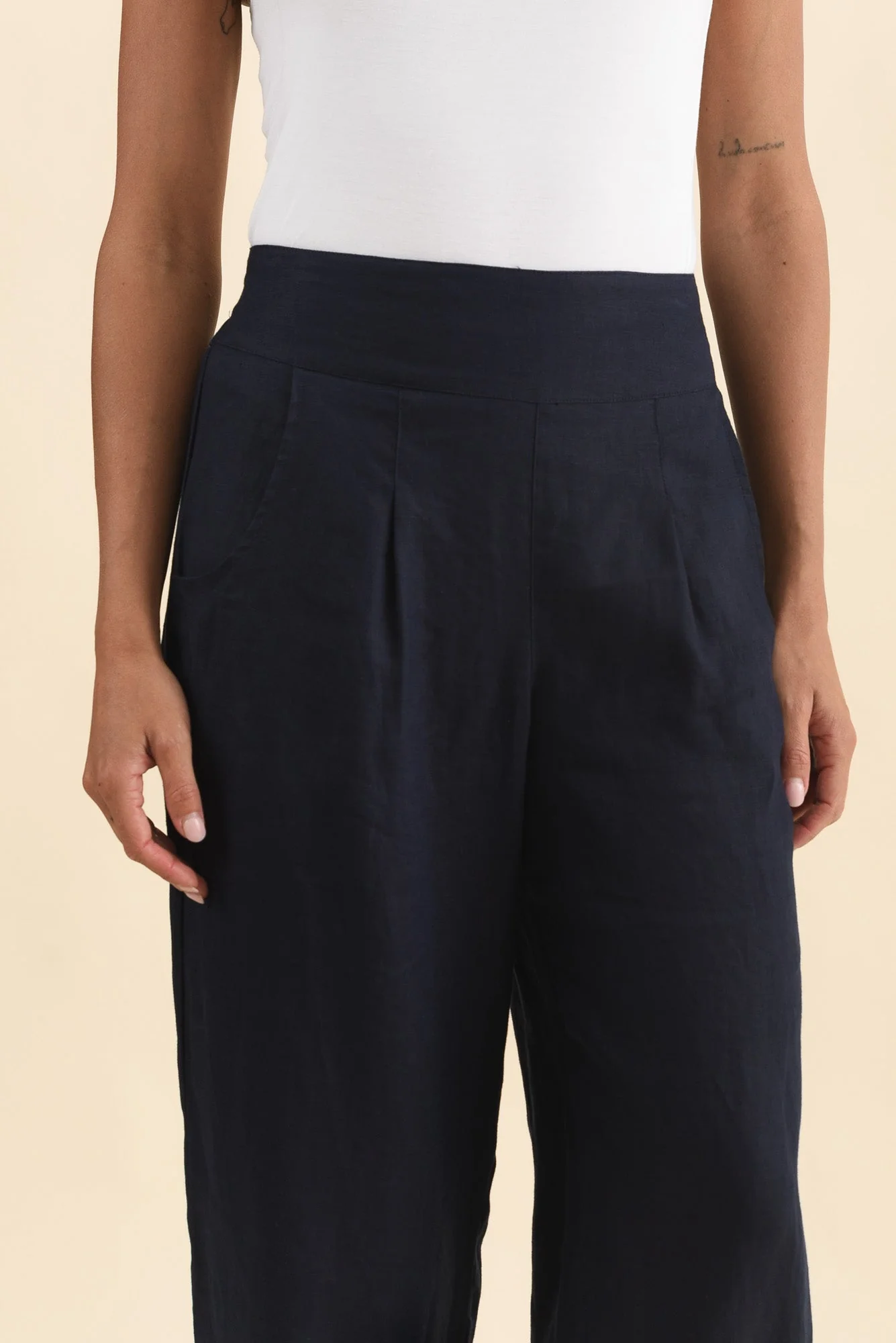 Lassie Navy Linen Barrel Pants - Image 6