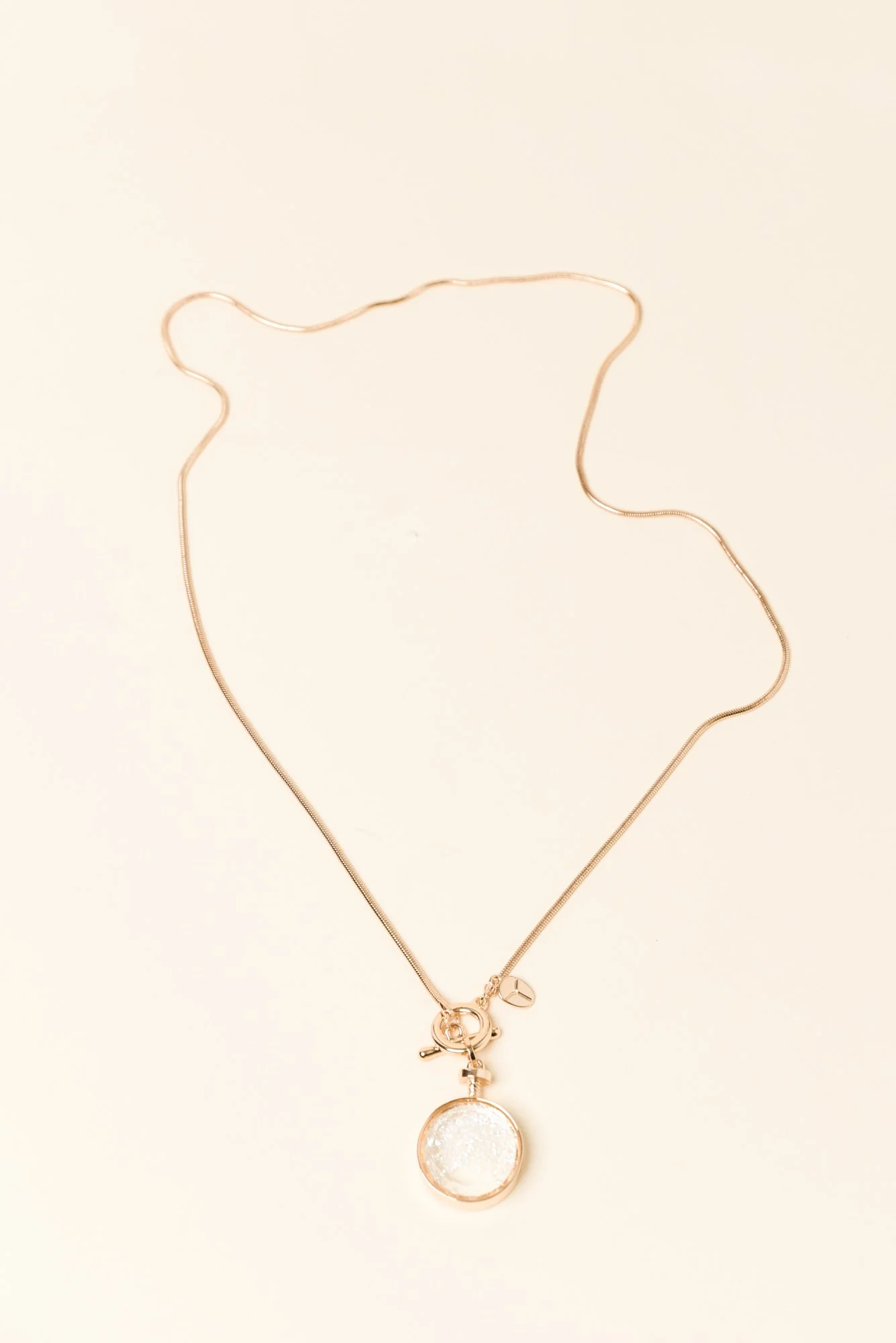 Pera White Circle Pendant Necklace
