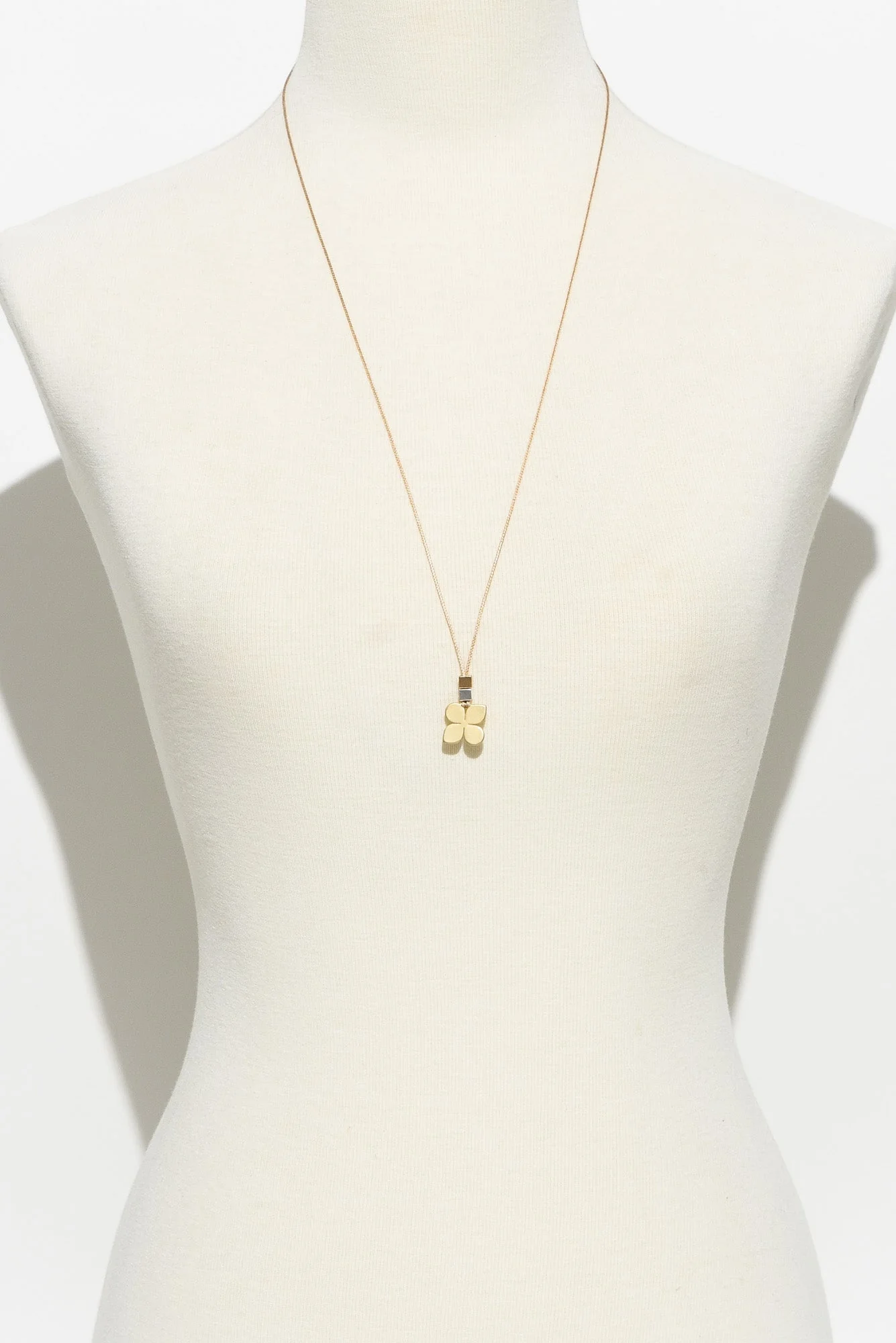 Solana Gold Clover Pendant Necklace - Image 2